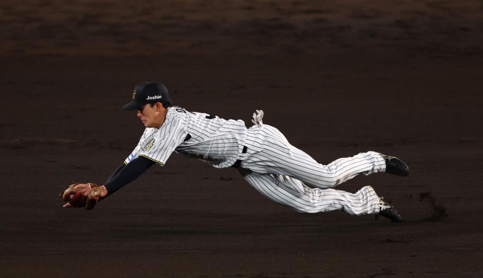 　８回、小幡はオスナの打球を好捕し一塁アウトにする（撮影・山口登）