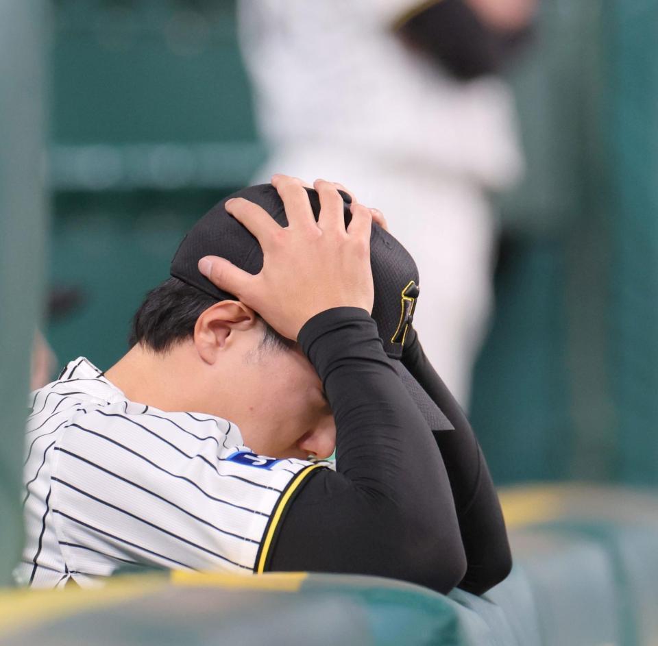 　６回途中、マウンドを降り、ベンチで頭を抱える工藤（撮影・北村雅宏）