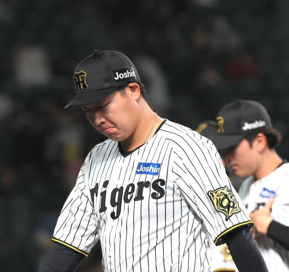 　ヤクルトに敗れ、ガックリと引き揚げる大山（撮影・北村雅宏）