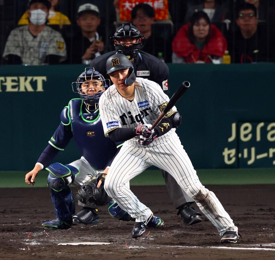 　３回、中前打を放つ大山（捕手・中村悠）＝撮影・山口登