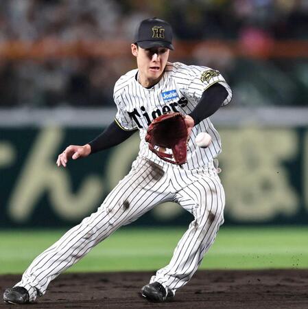 　８回、増田の打球を好捕する小幡