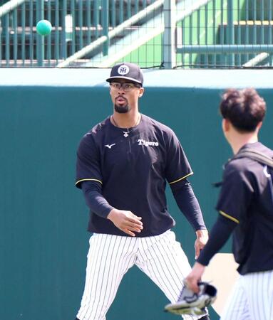 　練習に向かう伊原の前にトレーニング用のボールをフワリと浮かせるデュプランティエ（左）＝撮影・北村雅宏