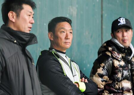 　当時スカウトだった田中秀太コーチ（左）と監督として選手を視察する金本氏（中央）＝２０１７年１月