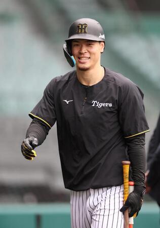 　打撃練習を終え、笑顔を見せる佐藤輝（撮影・北村雅宏）