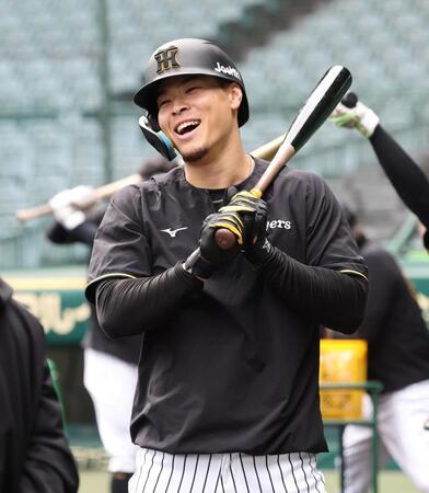 　バットを手に笑顔を見せる佐藤輝（撮影・田中太一）
