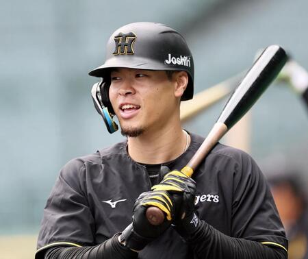 　打撃練習を待つ佐藤輝（撮影・田中太一）