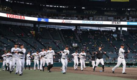 　試合前、ウオーミングアップする佐藤輝（右から２人目）ら阪神ナイン（撮影・北村雅宏）