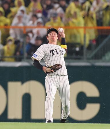 【写真】スゴすぎる逆フェイク　阪神・近本の頭脳的プレーに甲子園が騒然