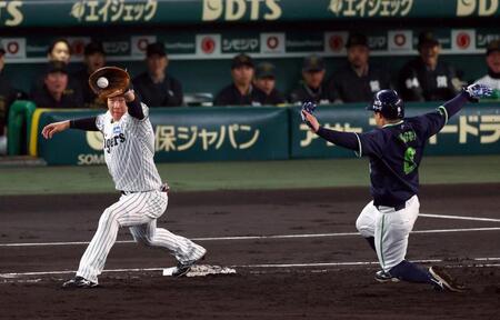 　２回、茂木は山田の中飛で一塁に戻れずアウトなる（野手　大山）＝撮影・山口登