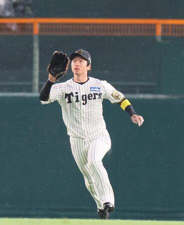 　２回、山田の放った飛球に対して、グラブを上げる仕草をする近本（撮影・北村雅宏）