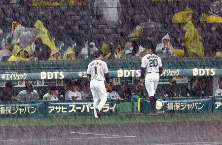 　再び雨が強くなり、デュプランティエらナインはベンチに戻る（撮影・山口登）