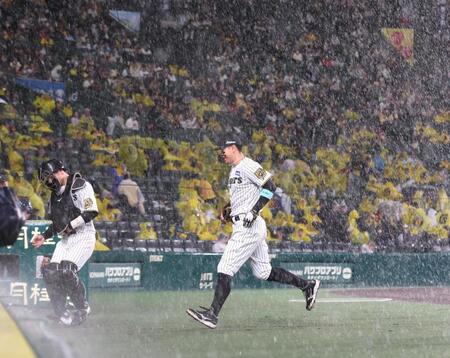 　３回途中、一端グラウンドに出たものの再び雨が降り出し、慌ててベンチに戻る佐藤輝（中央）＝撮影・北村雅宏