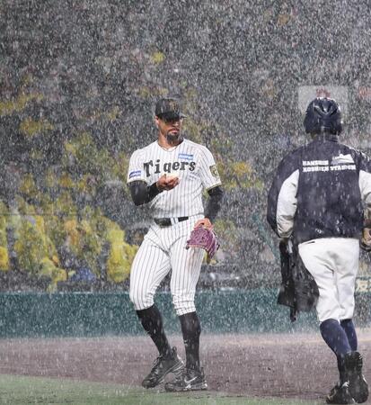 　３回途中、一端マウンドで投球練習をしたものの、再び雨が降り出し、ロジンを手渡てベンチに戻るデュプランティエ（撮影・北村雅宏）