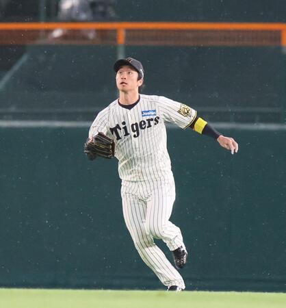 　２回、山田の放った飛球に対して、グラブを上げたものの、一端下げる近本（撮影・北村雅宏）