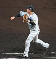 　６回、１死二、三塁で赤羽の打球を処理するも、本塁へ悪送球する大山