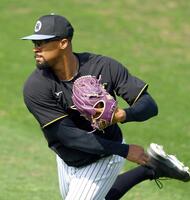 　キャッチボールするデュプランティエ（撮影・山口登）