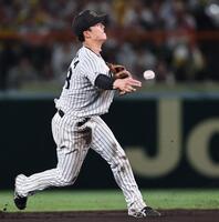 　８回、オスナの打球を好捕し素早く送球する小幡（撮影・田中太一）