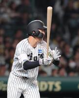 　４回、中前打を放つ小幡（撮影・北村雅宏）