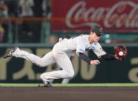 　８回、オスナのゴロを好捕し、アウトにする小幡（撮影・北村雅宏）