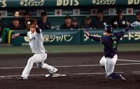 　２回、茂木は山田の中飛で一塁に戻れずアウトなる（野手　大山）＝撮影・山口登