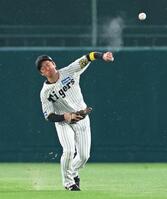 　２回、山田の飛球を処理して素早く一塁へ送球し、飛び出した一走・茂木をアウトにする中堅手・近本（撮影・立川洋一郎）