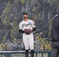 　中断となり、雨を見上げるデュプランティエ（撮影・田中太一）