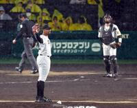 　デュプランティエはマウンドに上がるも再び雨が強くなる（撮影・山口登）