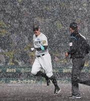　３回途中、一端グラウンドに出たものの再び雨が降り出し、慌ててベンチに戻る佐藤輝（撮影・北村雅宏）
