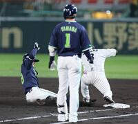 　２回、山田（手前）の打球で飛び出し、帰塁が間に合わずにアウトになる一走・茂木（撮影・立川洋一郎）