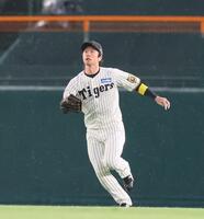 　２回、山田の放った飛球に対して、グラブを上げたものの、一端下げる近本（撮影・北村雅宏）