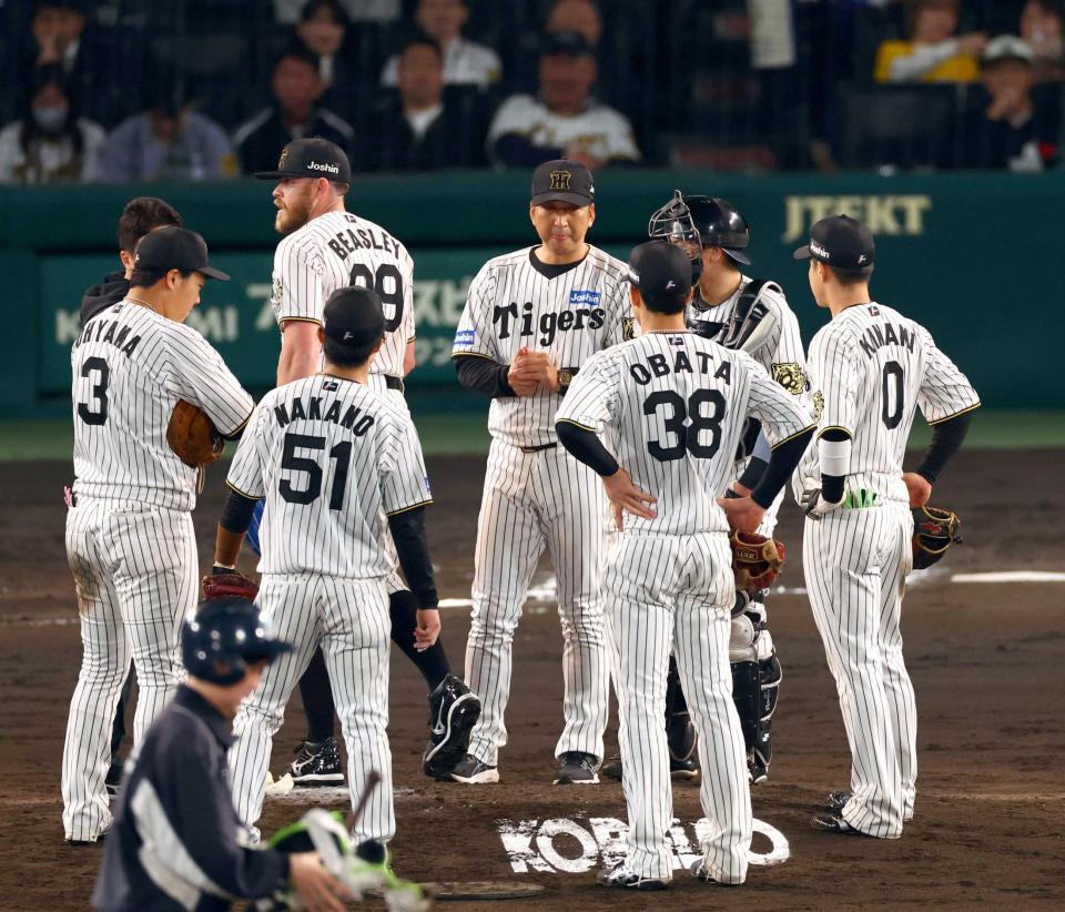 　６回、藤川監督（中央）はビーズリーを降板させる（撮影・山口登）