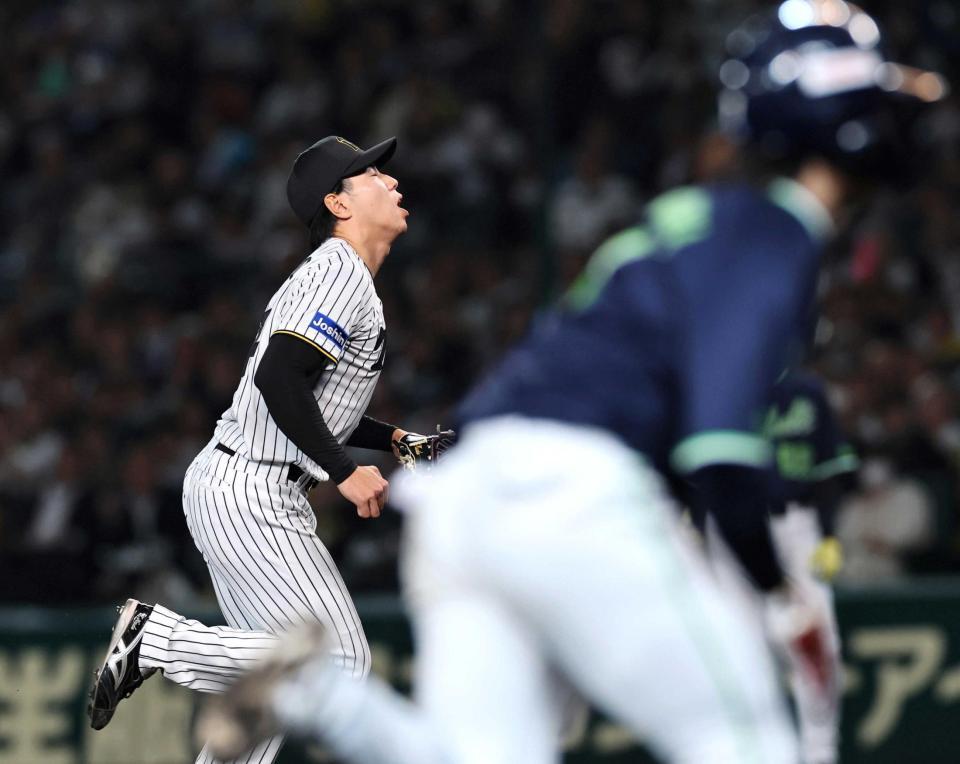 　６回、１死一、三塁で打者山田の時、２度目の暴投で追加点を許した工藤（撮影・田中太一）