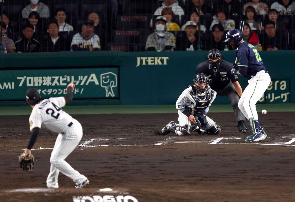 　６回、無死二、三塁、打者・サンタナの時、工藤の暴投を梅野が捕球できず失点を許す