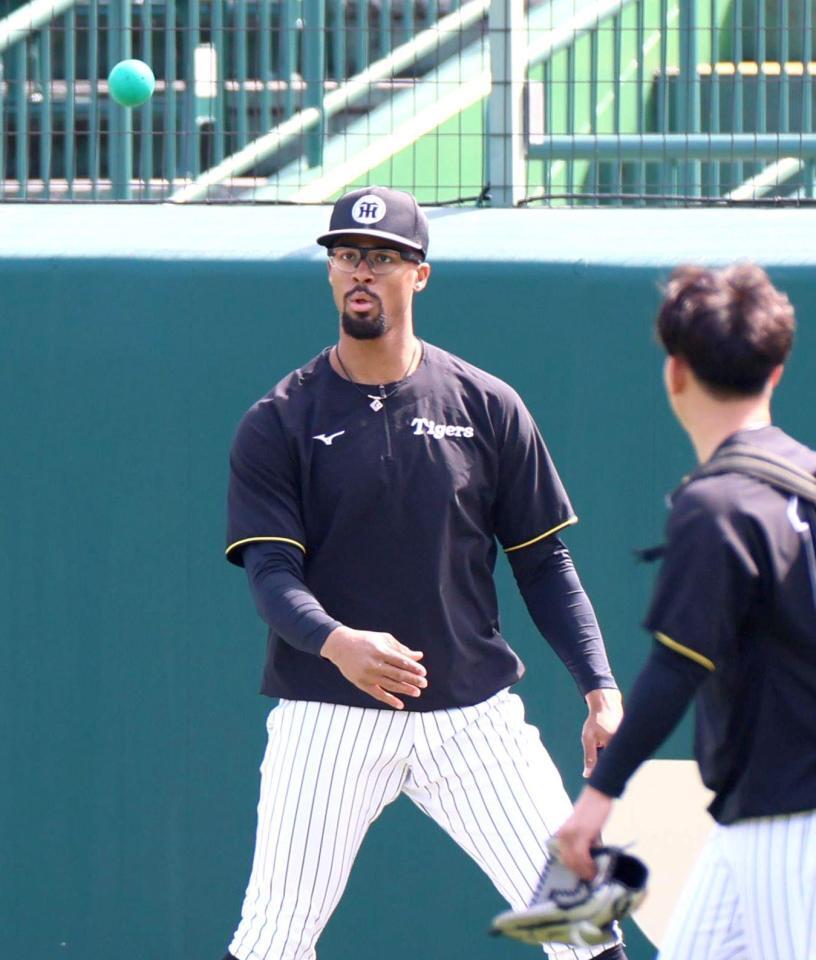 　練習に向かう伊原の前にトレーニング用のボールをフワリと浮かせるデュプランティエ（左）＝撮影・北村雅宏