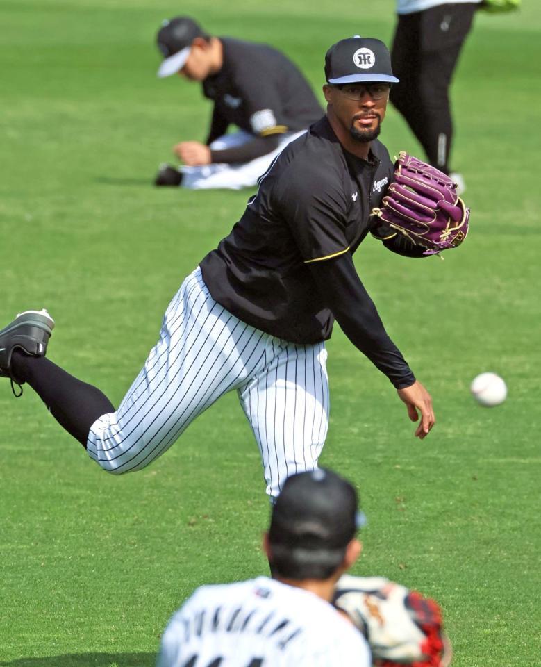 　キャッチボールをして調整をするデュプランティエ（撮影・立川洋一郎）