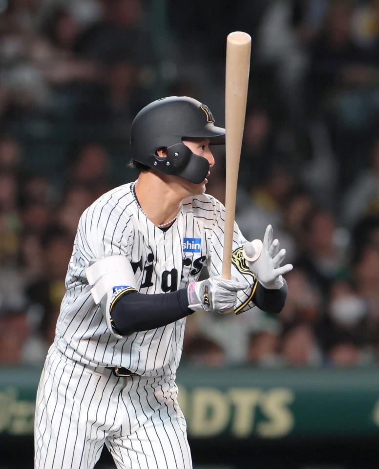 　４回、中前打を放つ小幡（撮影・北村雅宏）