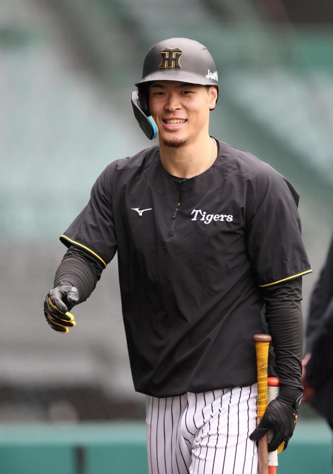 　打撃練習を終え、笑顔を見せる佐藤輝（撮影・北村雅宏）
