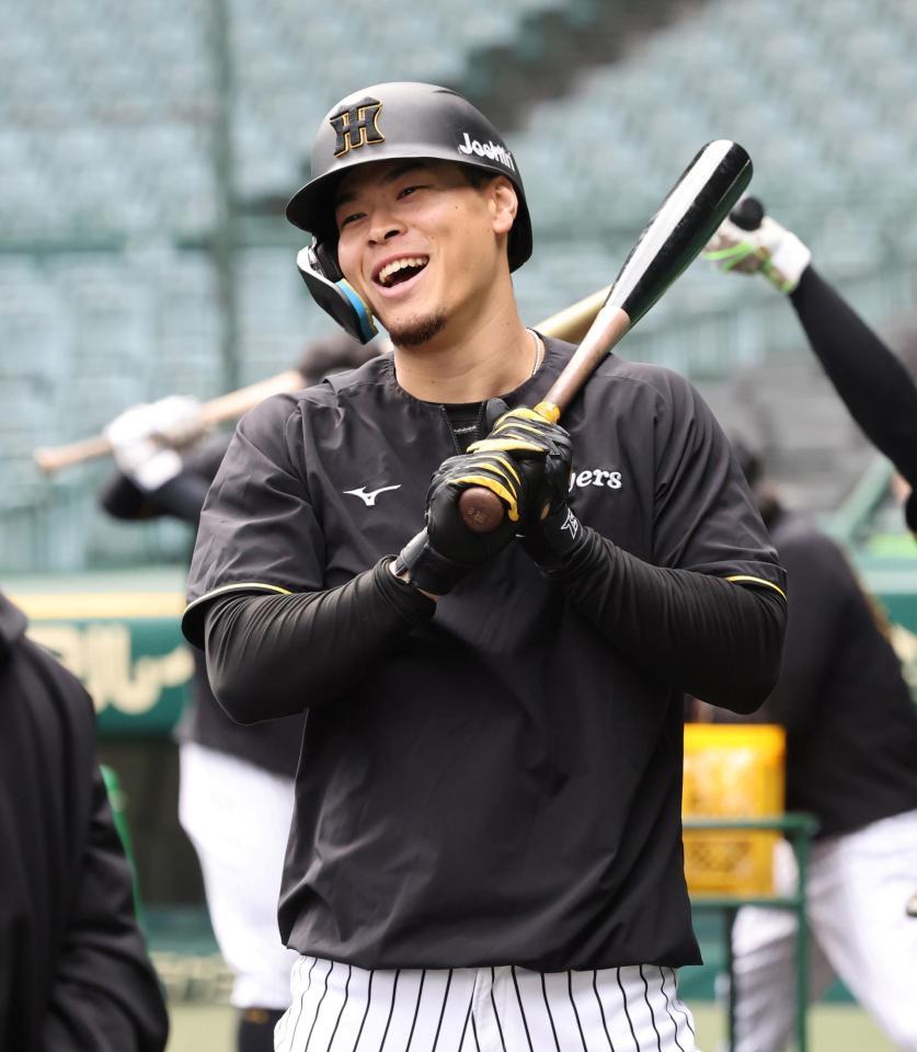 　バットを手に笑顔を見せる佐藤輝（撮影・田中太一）