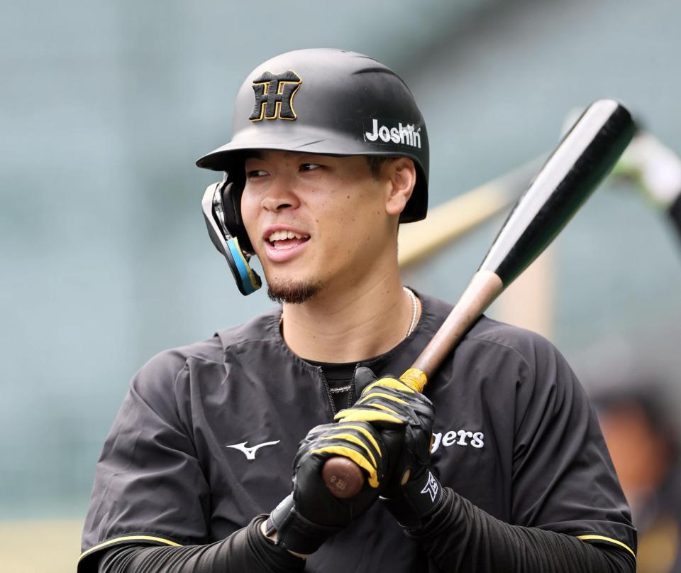 　打撃練習を待つ佐藤輝（撮影・田中太一）