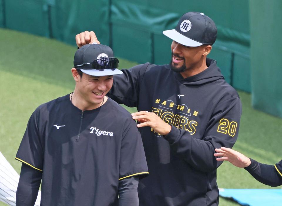 　栄枝（左）とじゃれ合うデュプランティエ（撮影・立川洋一郎）