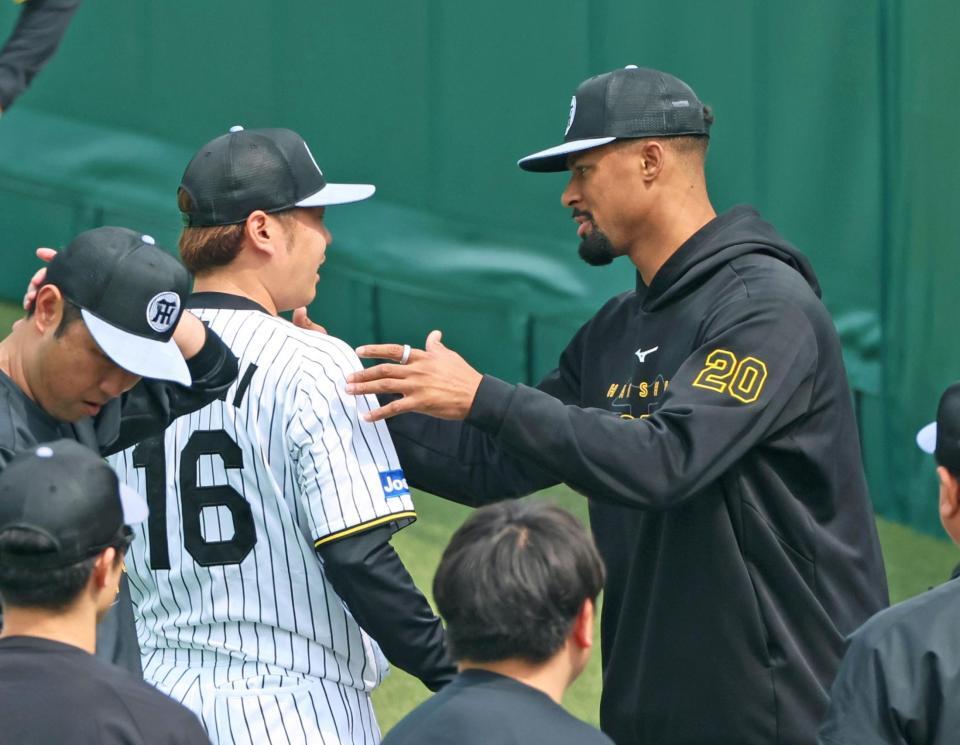 　１軍に合流した西勇（１６）に声を掛けるデュプランティエ（撮影・立川洋一郎）