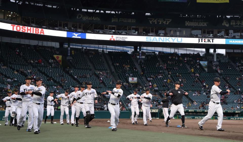 　試合前、ウオーミングアップする佐藤輝（右から２人目）ら阪神ナイン（撮影・北村雅宏）