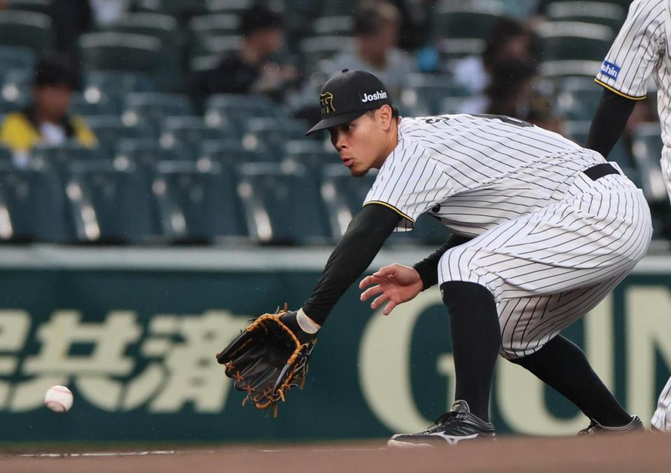 　試合前、三塁のポジションでシートノックを行う佐藤輝（撮影・北村雅宏）