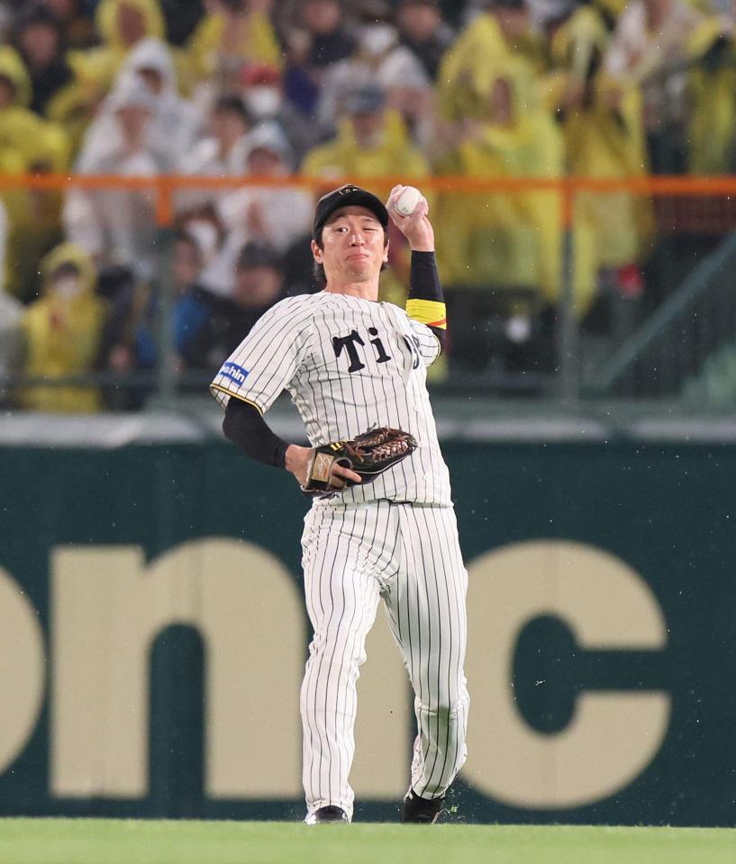 　２回、山田のフライを捕球し、飛び出した一走・茂木をアウトにする近本（撮影・北村雅宏）