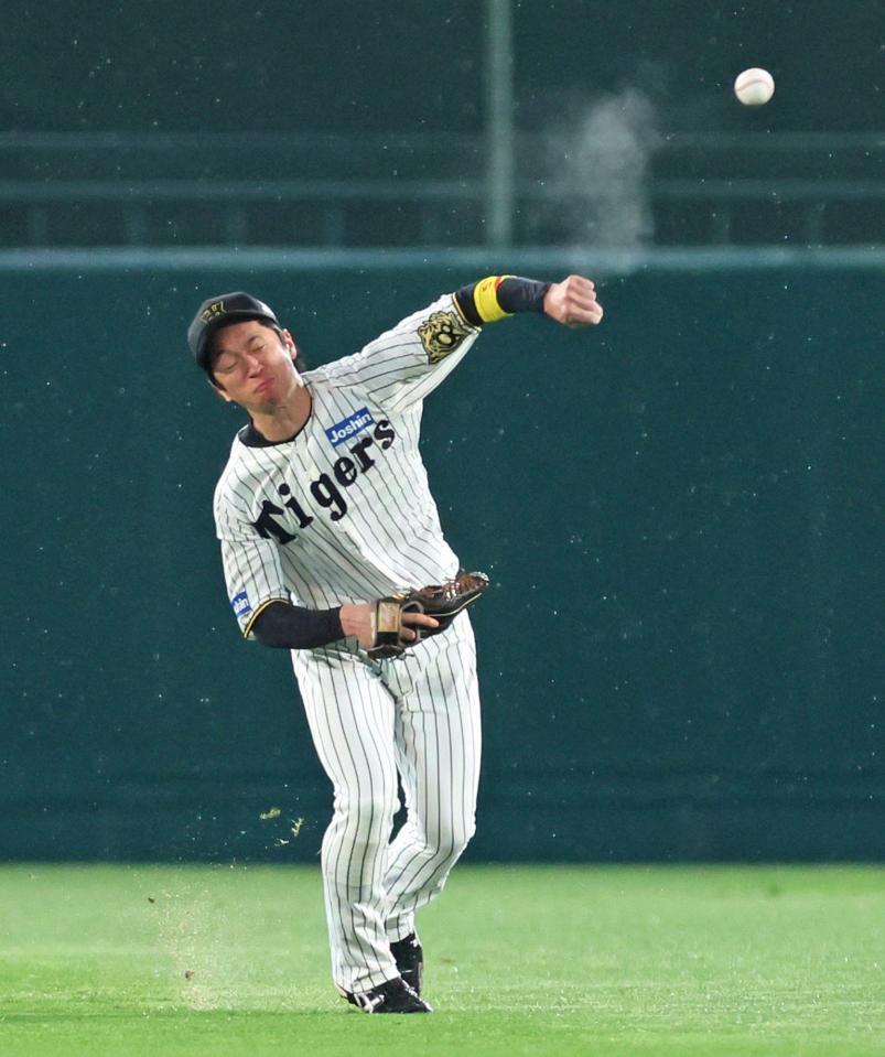 　２回、山田の飛球を処理して素早く一塁へ送球し、飛び出した一走・茂木をアウトにする中堅手・近本（撮影・立川洋一郎）