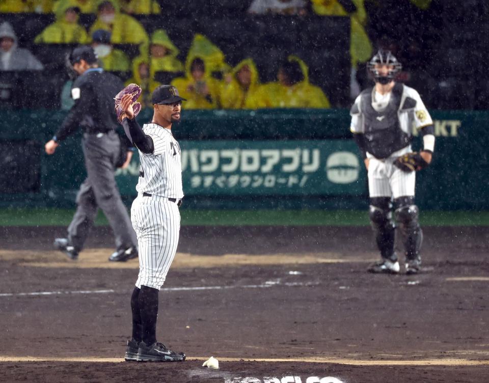　デュプランティエはマウンドに上がるも再び雨が強くなる（撮影・山口登）