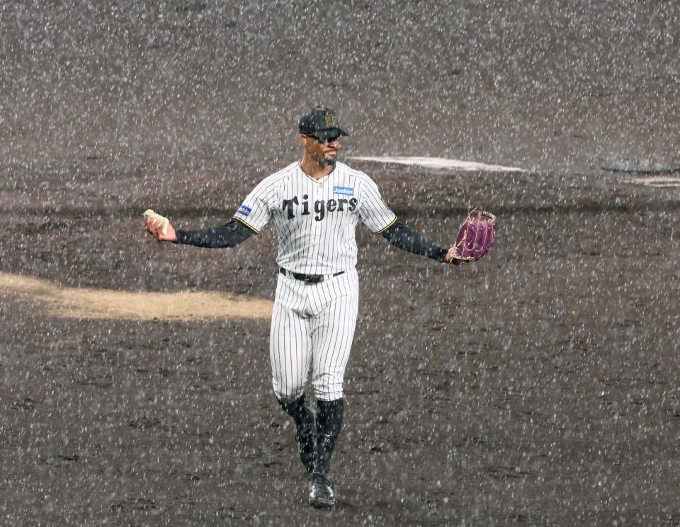 　３回表、降雨中断後、マウンドに上がったが再び激しい雨が降り出しベンチへ引き揚げるデュプランティエ（撮影・立川洋一郎）