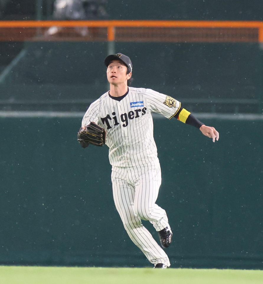 　２回、山田の放った飛球に対して、グラブを上げたものの、一端下げる近本（撮影・北村雅宏）