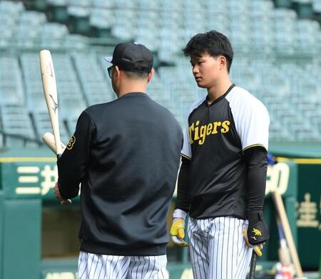 　小谷野コーチ（左）と魚雷バットについて話す森下（撮影・西田忠信）