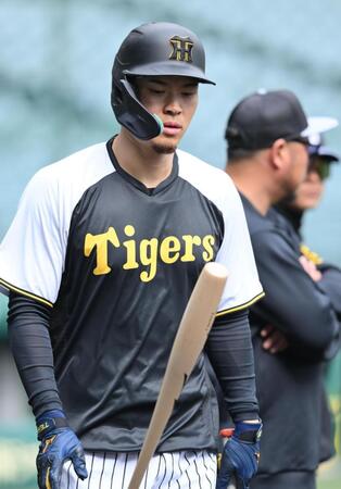 　魚雷バットを手にする佐藤輝（撮影・西田忠信）